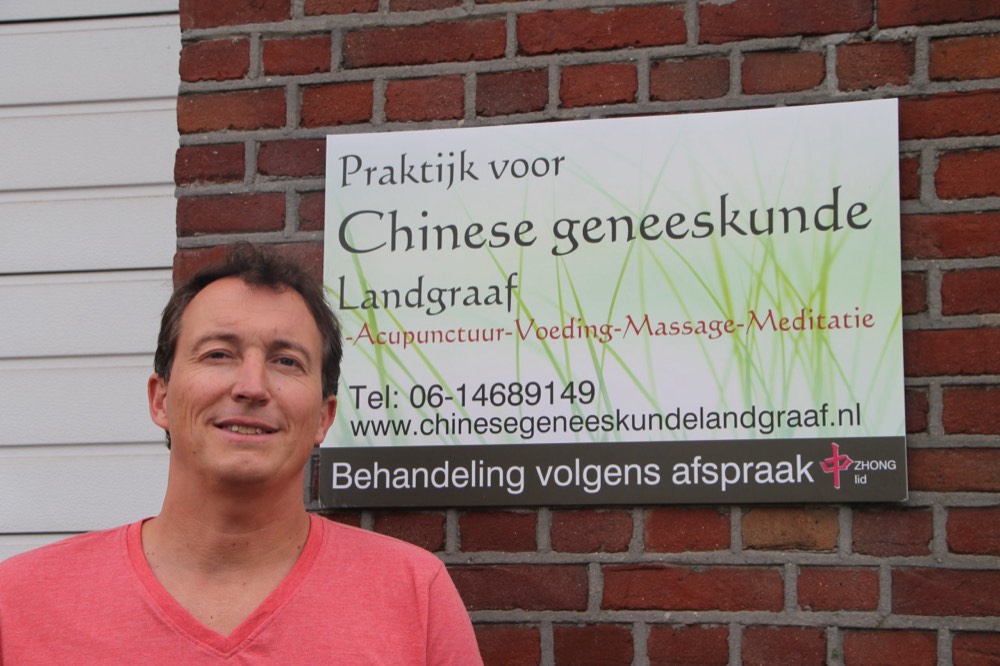 John Gommans, acupuncturist en fysiotherapeut, bij zijn praktijk in Landgraaf